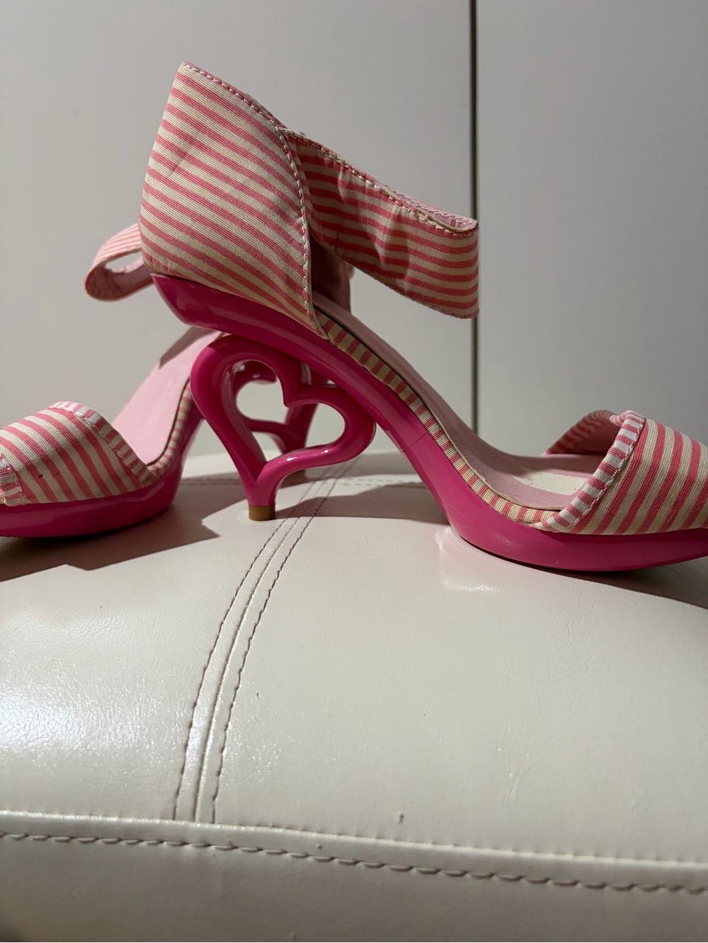 🩷🤍Pink/White Heart Heel🤍🩷 - Picture 3 of 5